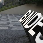 Lula vai a hospital e retira pontos de corte após queda