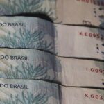 Dólar cai a R$ 5,77 e tem maior sequência de quedas desde o Plano Real