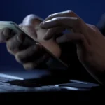 Antes, a tecnologia atingia o chão de fábrica. Agora, a IA tira o emprego “colarinho branco”