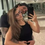 Homem é indiciado após filha morrer dentro de carro enquanto ele bebia