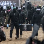 Famosos que já ficaram sob a mira de uma arma na vida real – e as histórias por trás disso