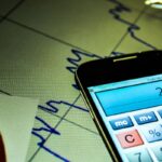 Laudo nega choque e polícia prende amiga de jovem achada morta em piscina