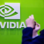 Mateus Solano dá tapa no celular de fã durante peça