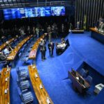 Cruzes vermelhas em túmulos causam reação em cidade do Paraná