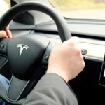 Flávio Bolsonaro compara caso de Zambelli ao de Battisti em evento da ultradireita italiana