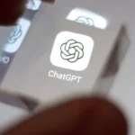 Kendall Jenner nua e em topless nas comemorações dos 30 anos