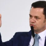 Banqueiro Daniel Vorcaro deixa sede da PF e é transferido para prisão em Guarulhos