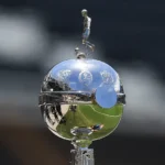 Atores de ‘O Verão Que Mudou Minha Vida’ se beijam durante jogo de basquete nos EUA