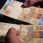 Saiba para que servem os triângulos nas janelas dos aviões