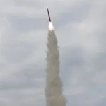 Kendall Jenner nua e em topless nas comemorações dos 30 anos