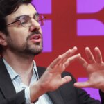 Noivo sem mãe pede sogra para dançar com ele e vídeo emociona a web