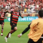 Papa rompe tradição e não reza na Mesquita Azul, em Istambul