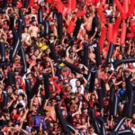 Líder da extrema-direita francesa é agredido por idoso: