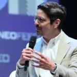 Dólar fecha em estabilidade e Bolsa cai após fim da paralisação nos EUA, com balanços no radar