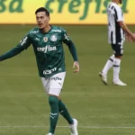 Após crise no Real, Vini Jr é só risadas e abraços com Ancelotti na seleção