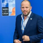 Mulher invade motel e descobre marido com político: “Por R$150?”