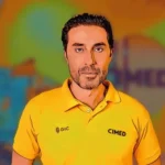 Neurologista canta “Take On Me” ao ser presa por mandar matar rival