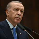 Dólar sobe por cautela fiscal e demanda sazonal