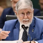 Claudia Raia machuca o tornozelo no palco e pausa apresentações de sua peça