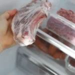 Vaca cai do telhado em bar no Ceará e deixa funcionária ferida