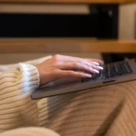 Idosa morre após passar dias ao lado do corpo da filha