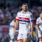 Bolsonaro culpa remédios por ter mexido em tornozeleira, cita ‘paranoia’ e tem prisão mantida