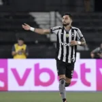 Catherine Zeta-Jones posa arrasadora com vestido curto preto de renda