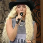 Vídeo mostra momento em que paraquedista fica preso na asa de avião