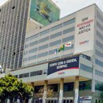 Vídeo mostra momento em que paraquedista fica preso na asa de avião