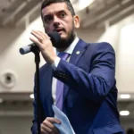 Bolsa despenca mais de 2% e dólar fecha a R$ 5,46 com pesquisa eleitoral e ata do Copom