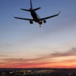 Esquiadores homenageiam vítimas do incêndio em bar na Suíça; veja