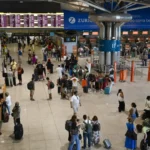 Bruna Marquezine e Shawn Mendes são flagrados aos beijos em praia de Alagoas