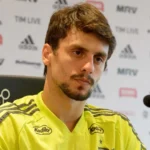 Alvo do Fla, zagueiro sente lesão ao converter pênalti em final argentina