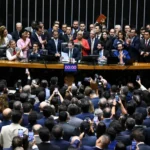 Dólar fecha em alta e Bolsa recua após Flávio Bolsonaro dizer que candidatura é ‘irreversível’