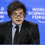 Carlos Bolsonaro renuncia ao mandato de vereador no Rio para disputar vaga ao Senado por SC