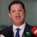 Família britânica acusada de embarcar com idosa morta em voo em Espanha