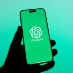 Mulher é esfaqueada enquanto mudava fralda de bebê; suspeita foi detida