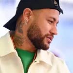 Avião bate em caminhão de combustível e é evacuado na Escócia