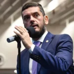 Diretores e gerentes negros ganham 34% menos que brancos, revela IBGE