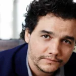 Burle cai em onda gigante, quase se afoga e tem resgate dramático