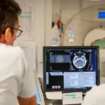 Dólar fecha em forte alta e Bolsa recua após Trump indicar Kevin Warsh para o Fed