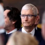 Ex-príncipe Andrew flagrado em novas imagens com mulher