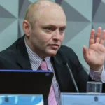 Endrick chama técnico do Lyon de ‘paizão’ e vê estreia com dedo de Abel