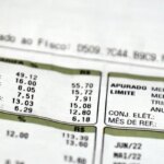 Dólar fecha em forte alta e Bolsa recua após Trump indicar Kevin Warsh para o Fed