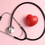 Príncipe Harry se emociona ao relatar perseguição da imprensa contra Meghan Markle