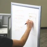 Mulher escraviza vítima por 25 anos e é condenada no Reino Unido