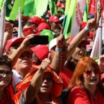 Homem fica preso no porão de avião e passageiros ouvem gritos