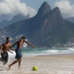 Roberta Miranda emociona vendedora ambulante após pagar R$ 800 por pipoca