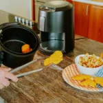 Jogadores brigam feio durante partida de hóquei no gelo; vídeo