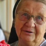 Bad Bunny veste casaco de Pelé, usado na Copa de 1966, durante show no Brasil